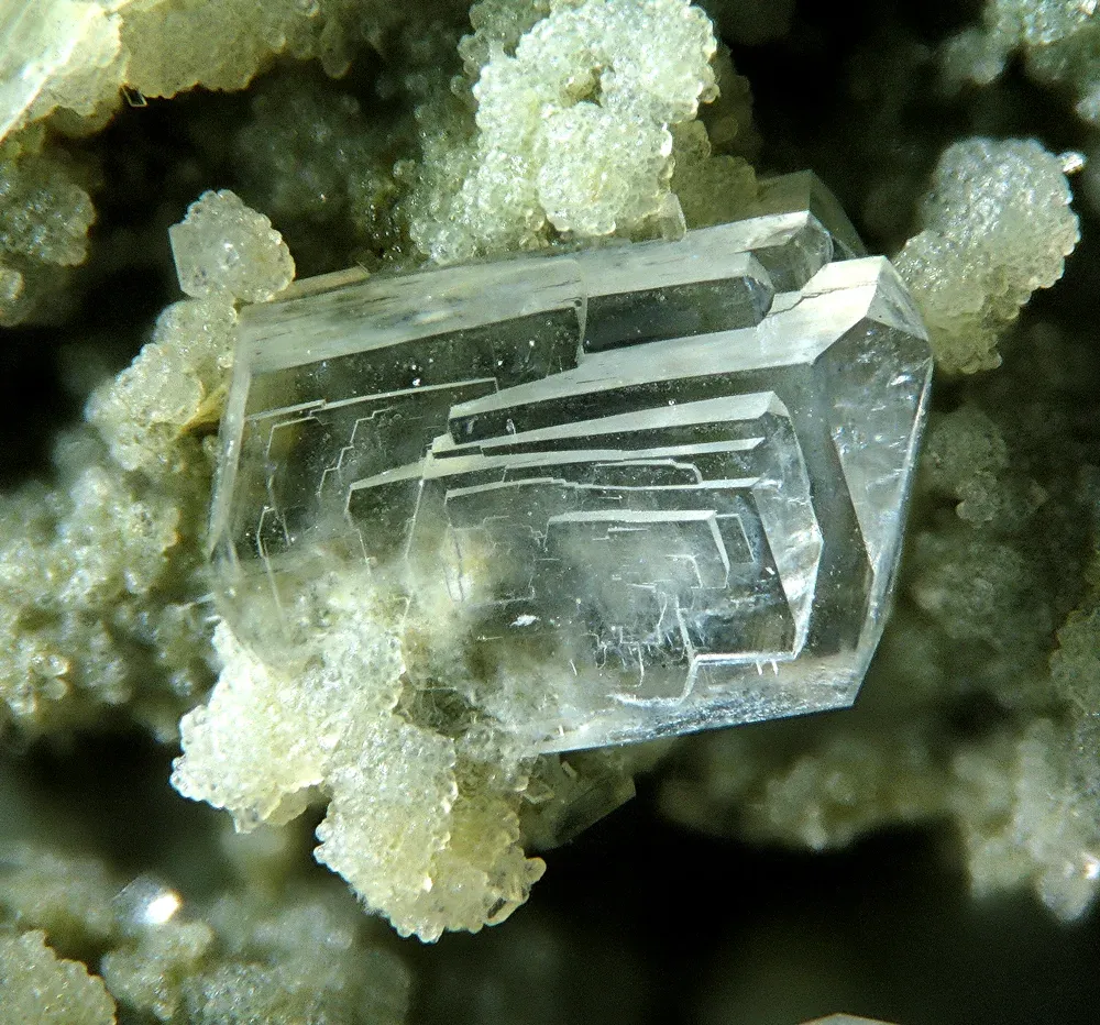 Symbolbild: Nahaufnahme eines Klinoptilolith-Kristalls, eines Zeolith-Minerals